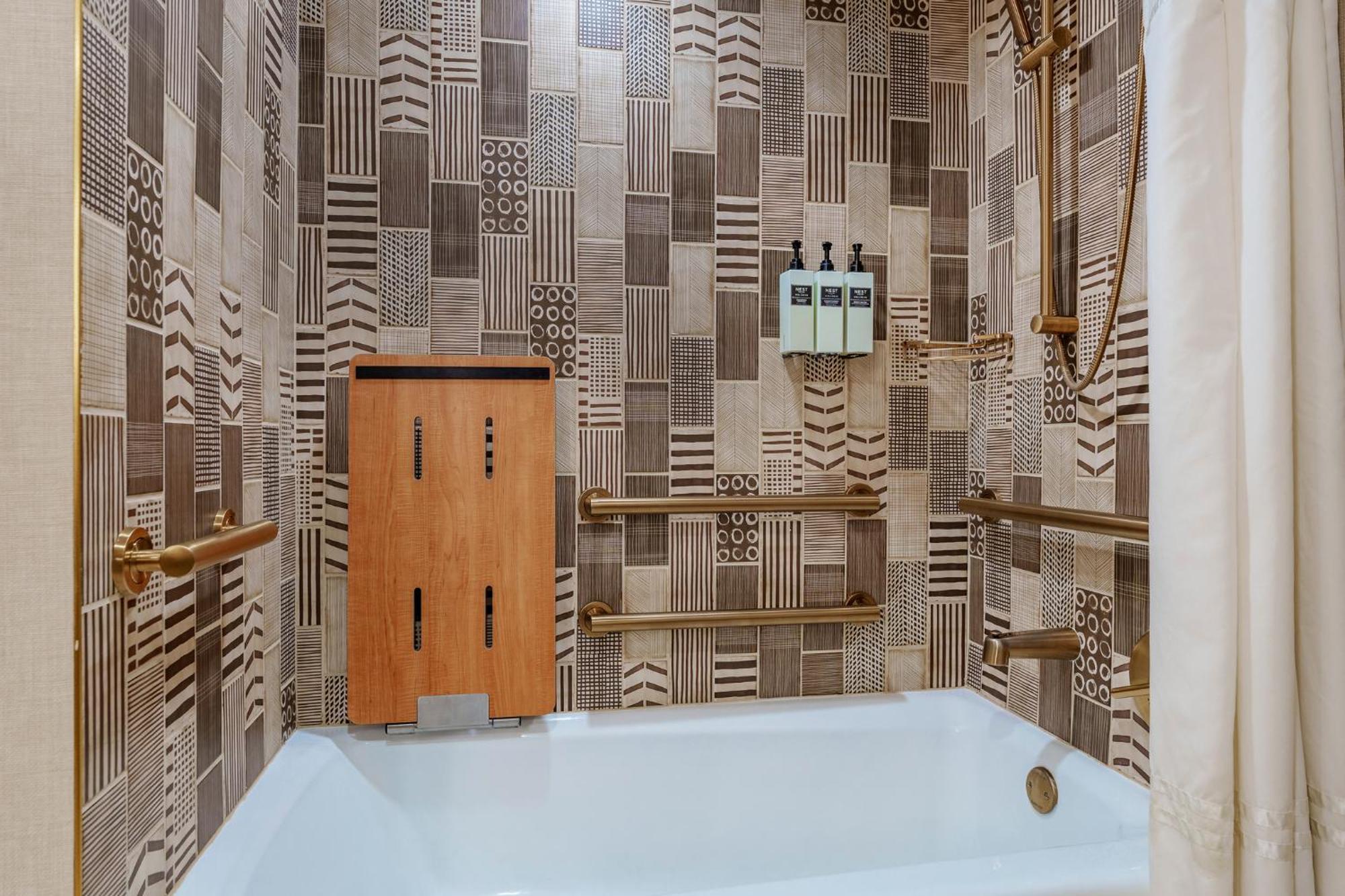 Hébergement Lit King-Size avec Baignoire Accessible aux Personnes à Mobilité Réduite